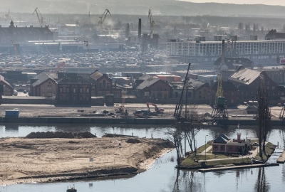 Port w budowie tonie