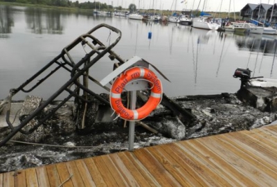 Podpalona i zatopiona rybacka łódź patrolowa