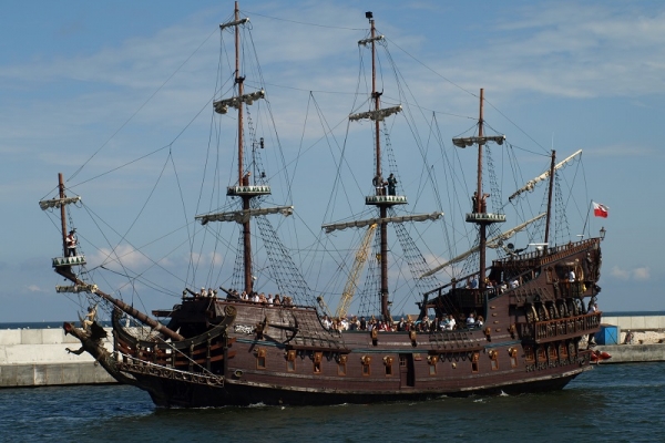 Chwile grozy w Ustce. Statek wycieczkowy Dragon utknął na kamieniach