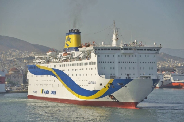 2500 uchodźców na polskiej budowy promie El.Venizelos na wyspie Kos