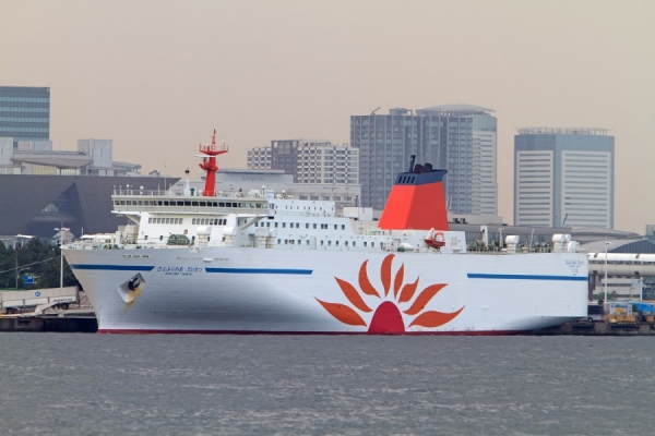 Wciąż nie udało się ugasić pożaru, który w piątek pojawił się na promie Sunflower Daise...