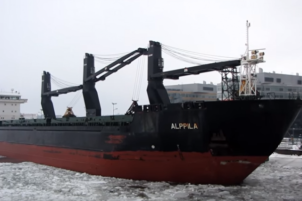 Aktywiści Greenpeace'u próbowali zablokować 155-metrowy masowiec