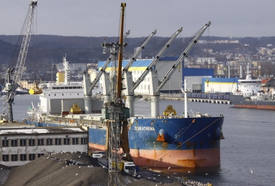 Smród w Gdyni. Powodem są setki ton biomasy leżące w porcie
