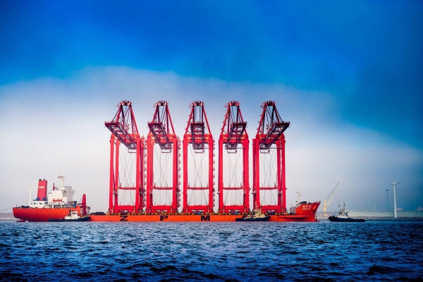 Terminal Liverpool 2 z nowymi suwnicami. Transport trwał trzy miesiące [VIDEO]