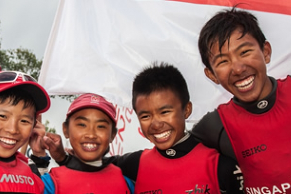 Singapur drużynowym Mistrzem Świata Optimist 2015
