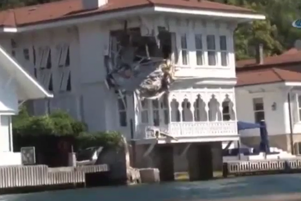 Statek towarowy uderzył w willę [VIDEO]