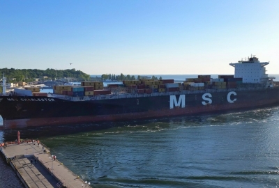Największy kontenerowiec w historii gdyńskiego portu [VIDEO]