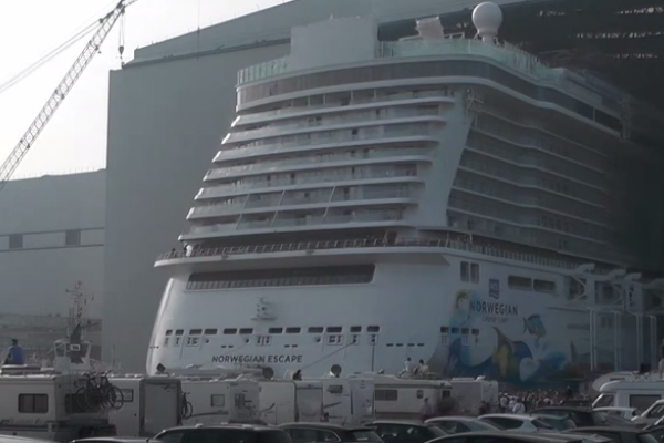 Wydokowanie wycieczkowca Norwegian Escape [VIDEO]