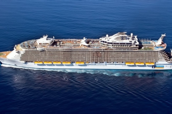 Odwołano poszukiwania mężczyzny, który wypadł za burtę Oasis of the Seas [VIDEO]