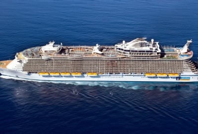 Odwołano poszukiwania mężczyzny, który wypadł za burtę Oasis of the Seas [VIDEO]