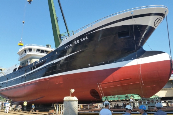 Podwójne wodowanie statków rybackich w Stoczni Remontowej Nauta