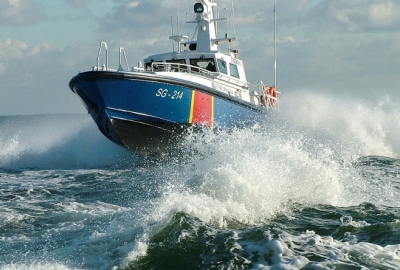 Motorówka stwarzała zagrożenie dla statków pływających do i z portu w Świnoujściu...