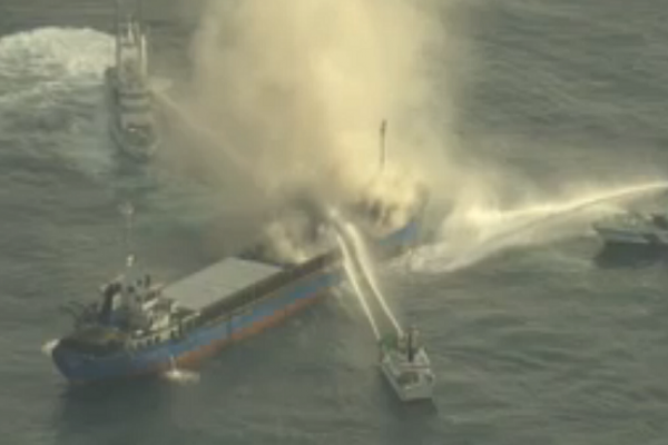 Ogień opanował drobnicowiec u wybrzeży Japonii