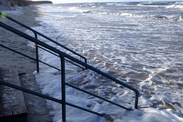 Sztorm na Bałtyku. Podmyte plaże w regionie