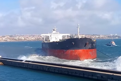 Portugalia: Blisko 300-metrowy statek osiadł na mieliźnie przy falochron...