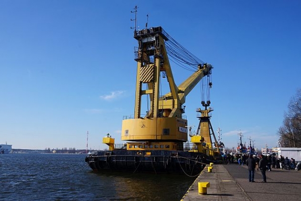 Świnoujście: akcja wydobycia zatopionego holownika rozpoczęta