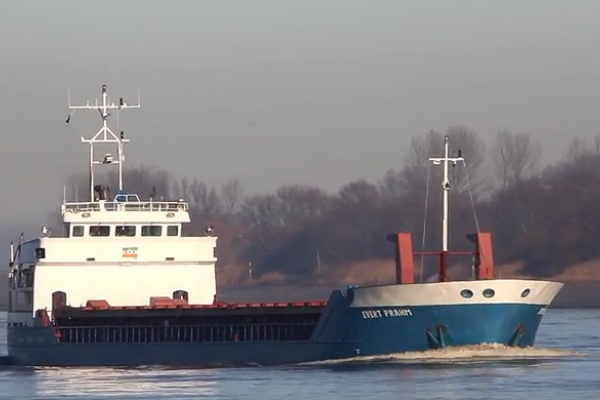 Podwieszony prom w Rendsburgu staranowany przez drobnicowiec [VIDEO]