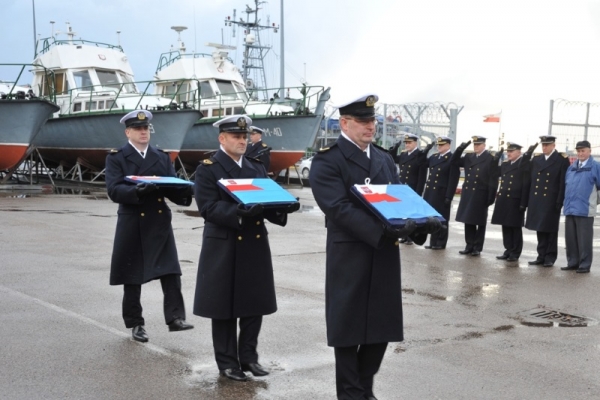 Opuszczenie bandery na motorówkach dywizjonu Zabezpieczenia Hydrograficznego