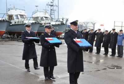 Opuszczenie bandery na motorówkach dywizjonu Zabezpieczenia Hydrograficznego