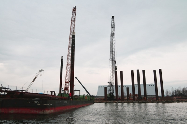 Zakończyło się palowanie nowo budowanej ściany nabrzeża terminalu T2