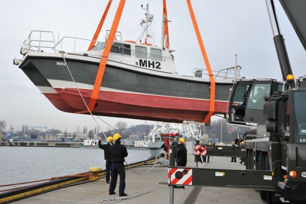 Motorówki hydrograficzne na wodzie