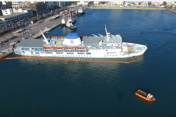 Nietypowy wypadek z udziałem promu w Grecji [VIDEO]