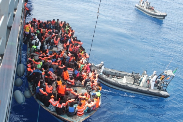 Stoltenberg: NATO nie będzie zawracać łodzi z uchodźcami na Morzu Egejskim