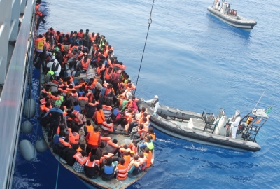 Stoltenberg: NATO nie będzie zawracać łodzi z uchodźcami na Morzu Egejsk...