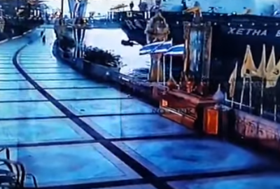 Kłopoty z utrzymaniem kursu. Kontenerowiec uderzył w deptak [VIDEO]