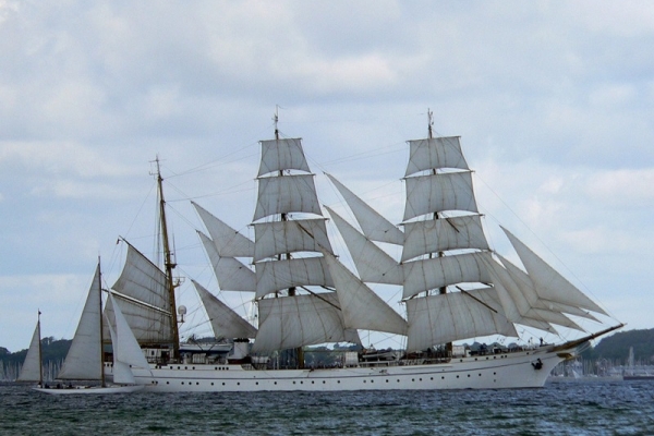 Zardzewiałe maszty powodem odwołania rejsu niemieckiego żaglowca szkolnego Gorch Fock...