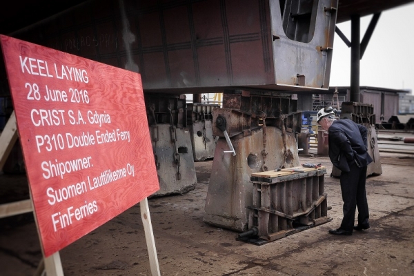 Położenie stępki pod budowę promu hybrydowego