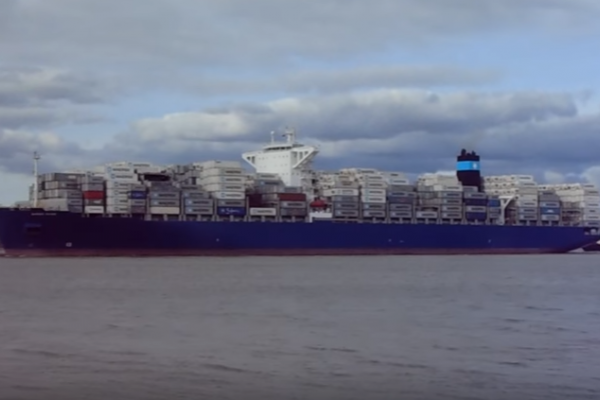 Kontenerowiec osiadł na mieliźnie w Kanale Sueskim
