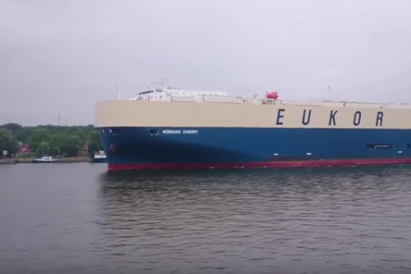 Samochodowiec Morning Cherry przepłynął przez Świnoujście [VIDEO]
