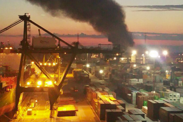 Interwencja w weneckim porcie. Paliła się 15-metrowa suwnica