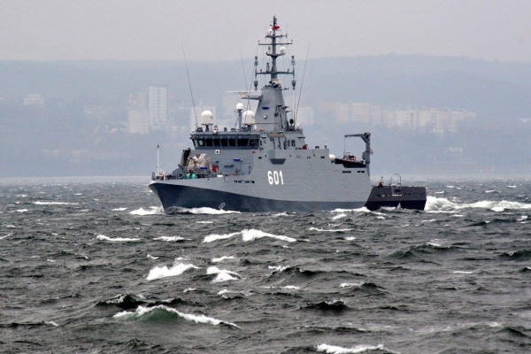 Współpraca ORP Kormoran i ORP Kontradmirał X. Czernicki na poligonie morskim