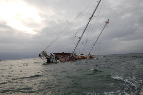 AKTUALIZACJA: Rozpoczęła się próba ratowania jachtu Zjawa IV