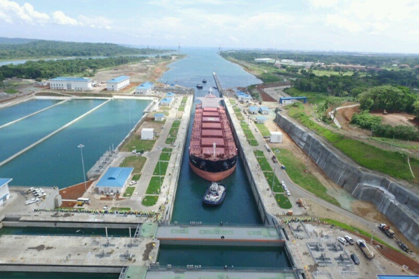 Testowa przeprawa masowca przez rozbudowany Kanał Panamski [VIDEO]