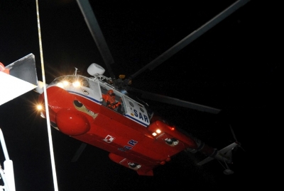 Nocna akcja ratownicza na Bałtyku. Poszkodowany na kutrze rybackim