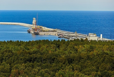 Gazowiec z pierwszym amerykańskim LNG stoi na redzie w Świnoujściu