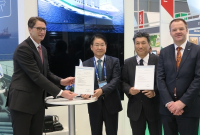 Od lewej: Tommy Bjørnsen - DNV GL; Dr. Mun-Keun Ha wicedyrektor Shipbuilding & Drilling Operation, Samsung; Yoshikazu Kawagoe - dyrektor zarządzający MOL; Norbert Kray - menedżer DNV GL w Japonii (Fot.: DNV GL) DNV GL: zatwierdzono projekt kontenerowców z napędem LNG