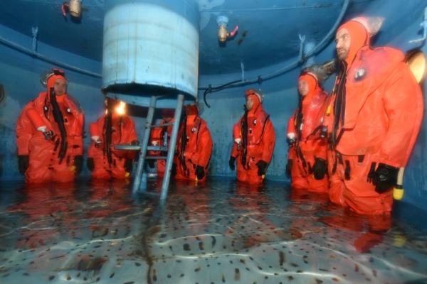 Awaryjne opuszczanie okrętu - ćwiczenia załogi