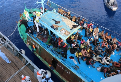 Libia: zatrzymano dwa statki przewożące 210. nielegalnych migrantów