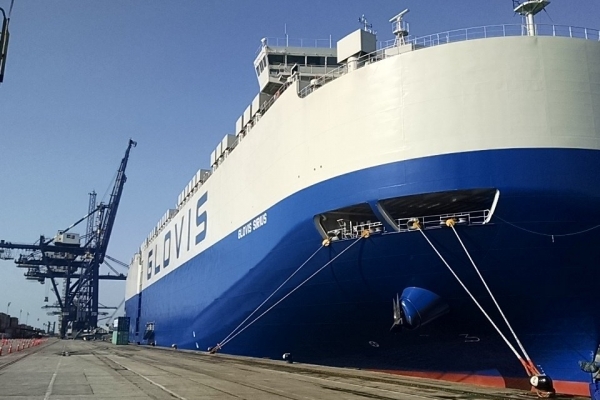 Przechył samochodowca na Morzu Północnym