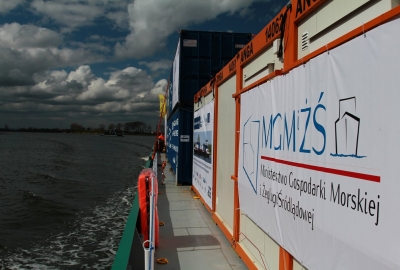 Barka z kontenerami płynąca z Gdańska do Warszawy jest w kujawsko-pomors...