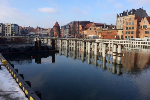 Kładka na Ołowiankę - rozpoczęto budowę konstrukcji żelbetowych przęsła stałego...