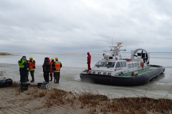 Wędkarze uwięzieni na lodzie, w akcji poduszkowiec Straży Granicznej