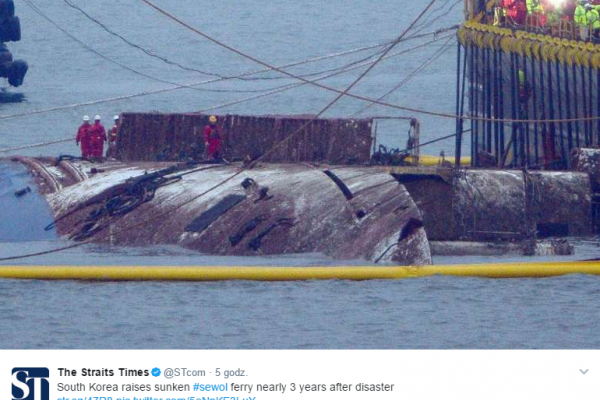Podjęto z wody wrak promu Sewol