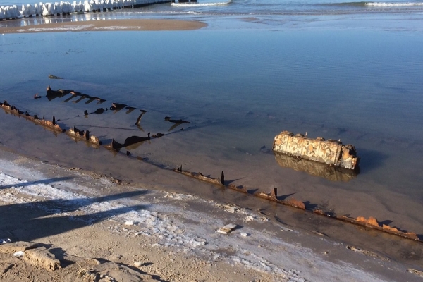 Wrak na plaży w Kołobrzegu