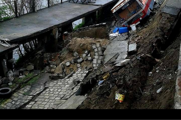 Kilkudziesięciometrowe osuwisko na nabrzeżach Odry