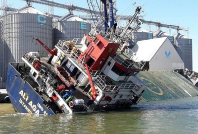 Ranni po zatonięciu statku w tureckim porcie